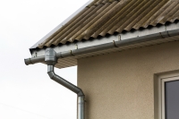 Hoe maak je je dakgoot goed schoon?