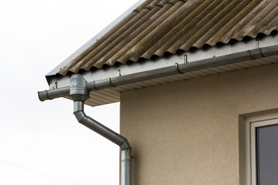 Hoe maak je je dakgoot goed schoon?